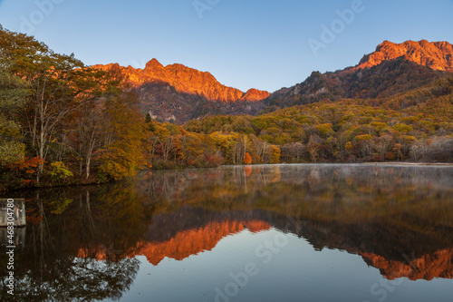 紅葉のの戸隠高原鏡池に映る秋の戸隠連山モルゲンロート