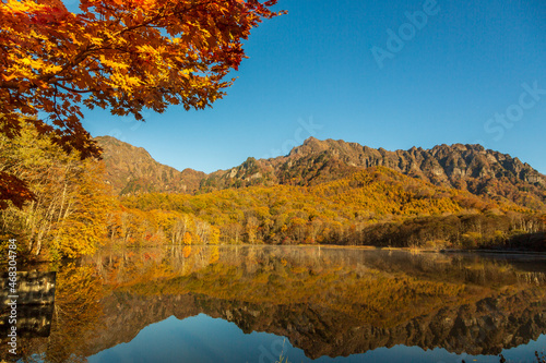 紅葉のの戸隠高原鏡池に映る秋の戸隠連山モルゲンロート © Umibozze