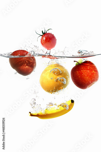 Fototapeta Naklejka Na Ścianę i Meble -  물속에 과일 사롸 오렌지 토마토 바나나
