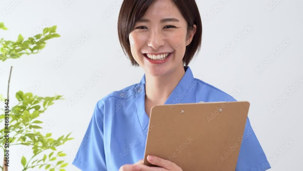 笑顔でカメラ目線の医療従事者