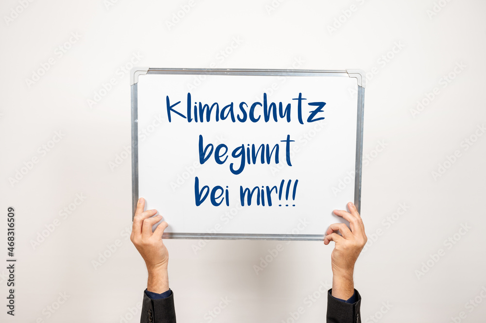 Person hält eine Tafel hoch auf der Klimaschutz beginnt bei mir steht Person hält eine Tafel hoch auf der Klimaschutz beginnt bei mir steht