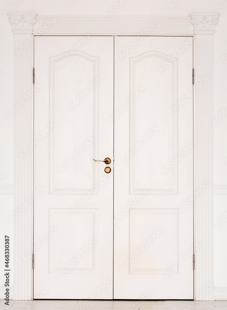 Obraz premium Closed door of city building, urban architecture