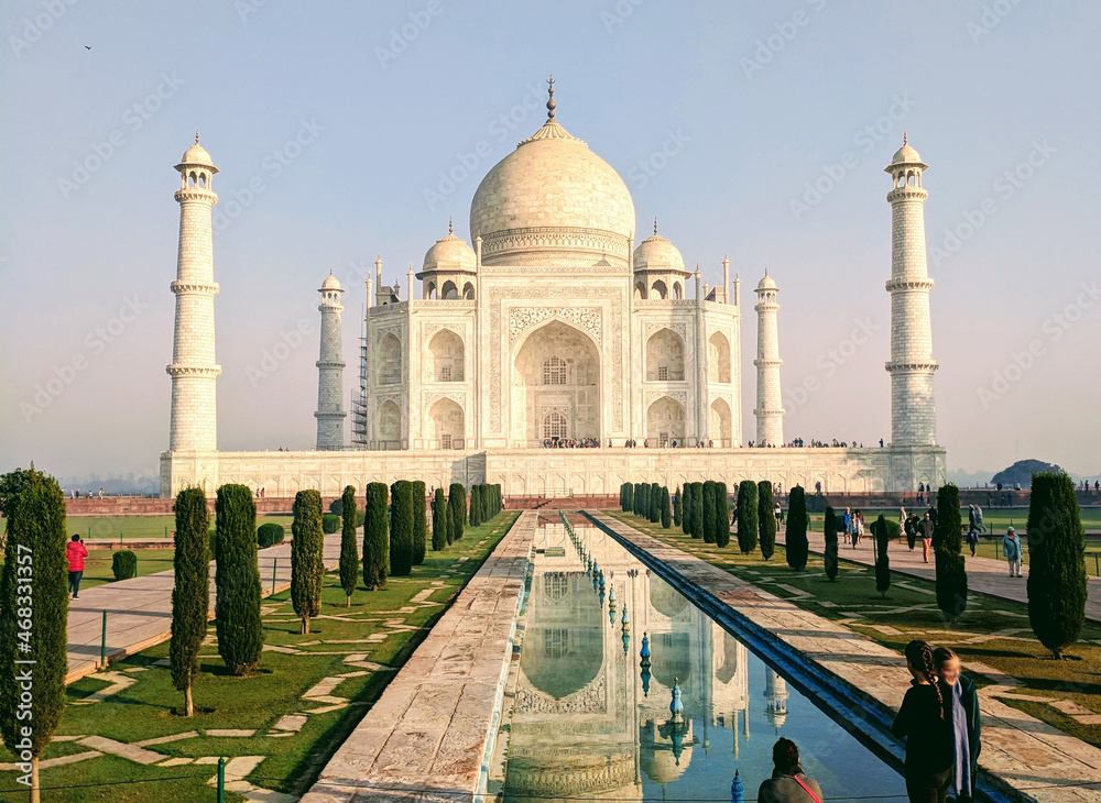 Fototapeta premium Taj Mahal at dawn