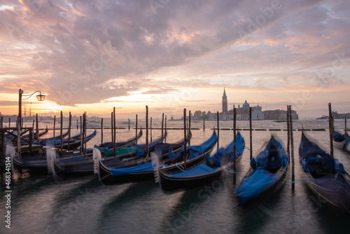 Venedig - Sonnenaufgang am Anlegesteg der Gondeln