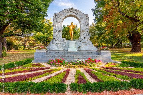 Fotografie Monument to famous composer Johann Strauss in Stadtpark in autumn, Vienna, Austr