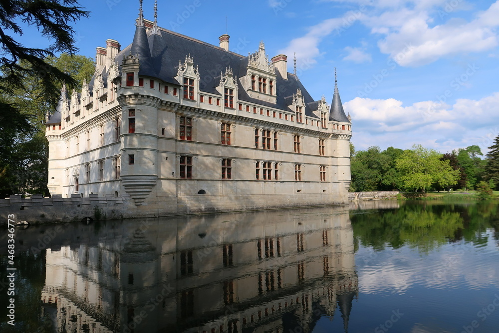 Châteaux de la Loire, château d'Azay-le-Rideau, en Indre-et-Loire, et son reflet dans l’eau (France)