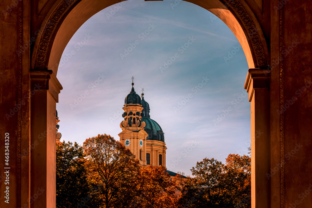 Obraz premium Herbstzauber in München im Hofgarten: Theatinerkirche St. Kajetan