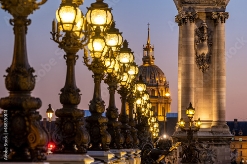 Pont Alexandre Trois à Paris de nuit et dôme des Invalides
