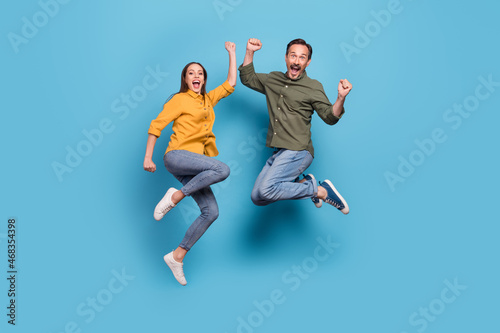 Foto Full body photo of brunette haired husband wife jump up winner good mood isolate