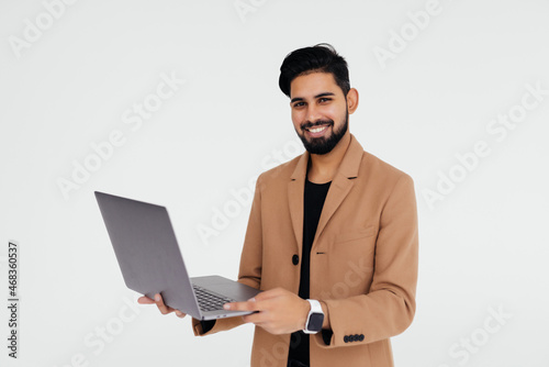 Fotografi Indian Business man with a laptop isolated over a white background