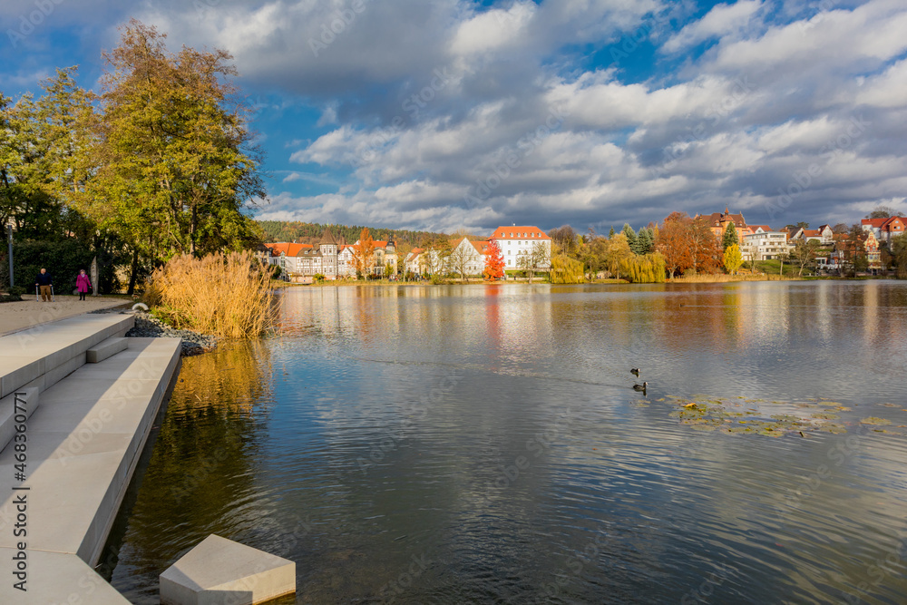 Fototapeta premium Herbstliche Tour um den Burgsee im wunderschönen Bad Salzungen - Thüringen