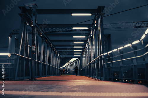 Gare au petit matin avec néon