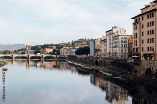 Florencia cruzando el R  o Arno