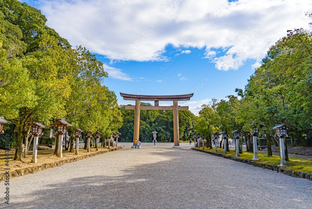 日本の神社の鳥居と秋空