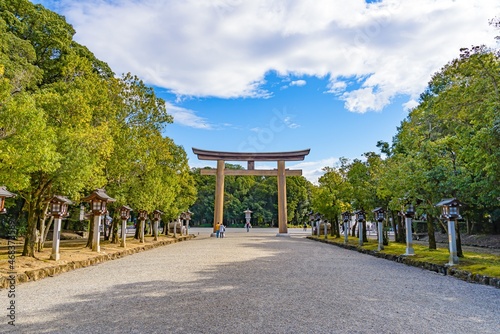 日本の神社の鳥居と秋空