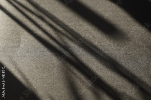 Tło czarne z podłużnymi cieniami po przekątnej © Seance_Photo_Sylwia