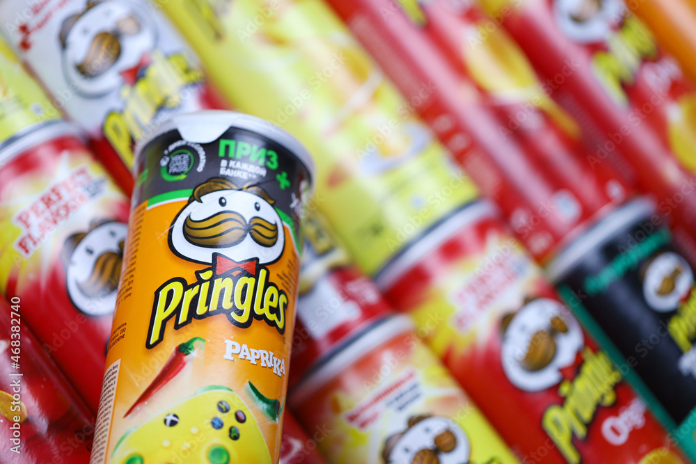 KHARKOV, UKRAINE - MARCH 30, 2021: Many Pringles cylinder chips boxes with  varios colors and flavours. American brand of stackable potato-based crisps  Stock 写真 | Adobe Stock