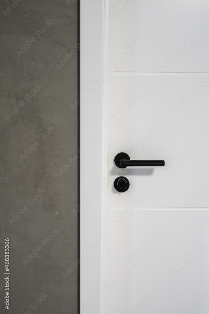 Detailaufnahme Neubau Bauvorhaben Innenraum Holztüre Innentür weiss mit schwarzen Beschlägen Detailaufnahme Neubau Bauvorhaben Innenraum Holztüre Innentür weiss mit schwarzen Beschlägen