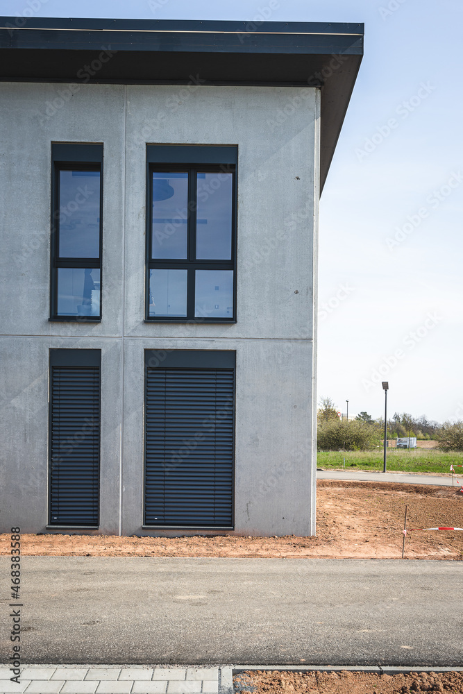 Detailaufnahme Neubau Bauvorhaben Fassade Sichtbeton Fenster Aluminium anthrazit Detailaufnahme Neubau Bauvorhaben Fassade Sichtbeton Fenster Aluminium anthrazit