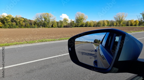 Viaggiare in auto in un paesaggio autunnale