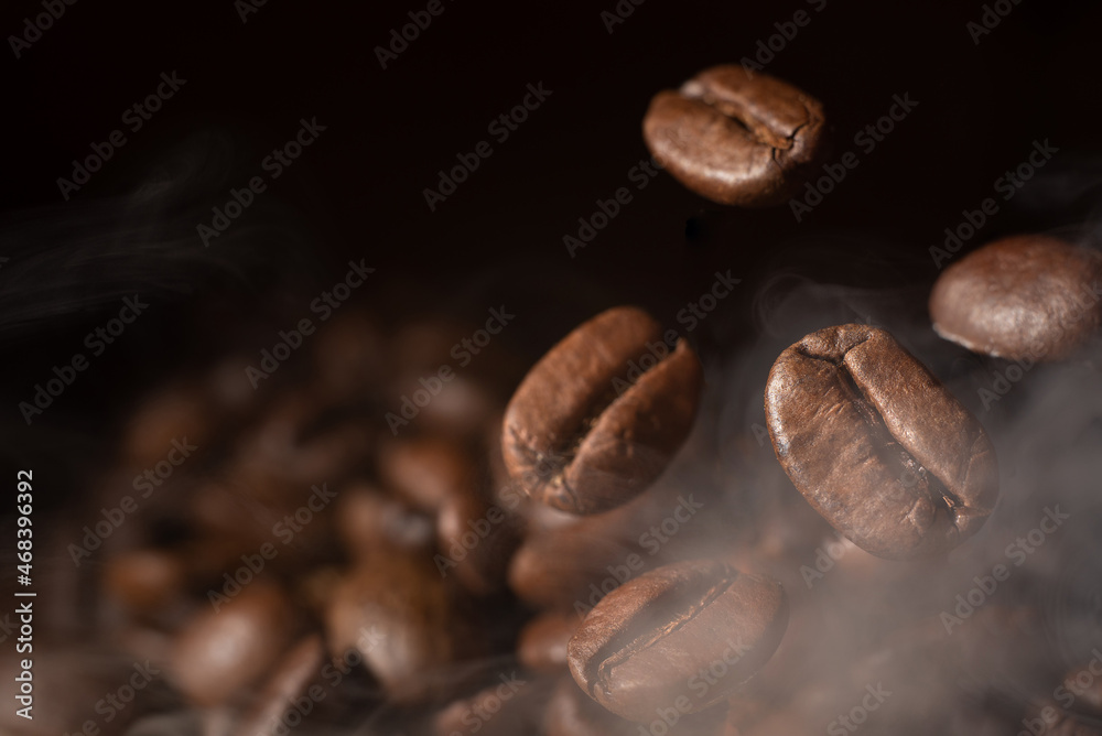 Obraz premium Roasted coffee beans on grey background, closeup