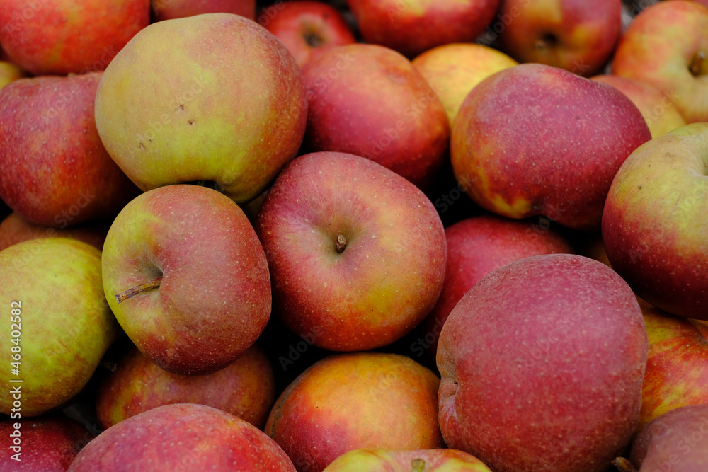 Frische Rot gelbe Äpfel auf einem Verkaufstand Frische Rot gelbe Äpfel auf einem Verkaufstand