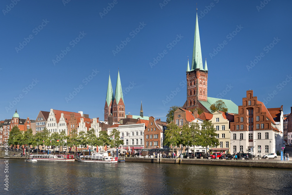 Lübeck Silhouette Trave Ufer entzerrt sonnig