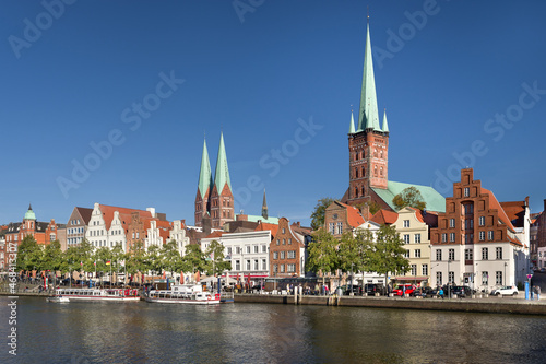 Lübeck Silhouette Trave Ufer entzerrt sonnig