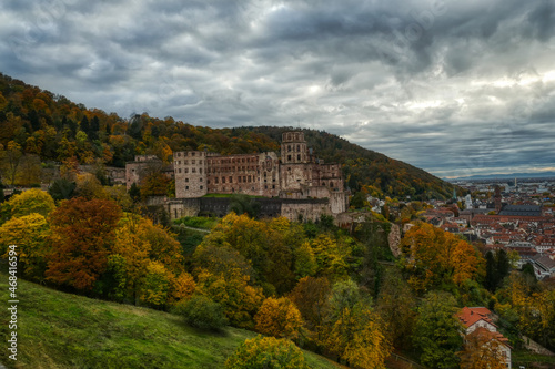 Historische Burg auf einem Hügel in Heidelberg im Herbst