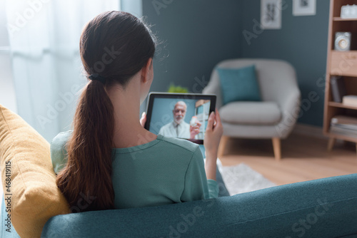 Foto Woman having a medical consultation online