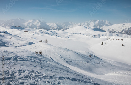 paysage d'hiver enneigé de la station de sports d'hiver de l'Alpe d'huez en france dans le massif des Grandes Rousses, au-dessus de l'Oisans. © jef 77