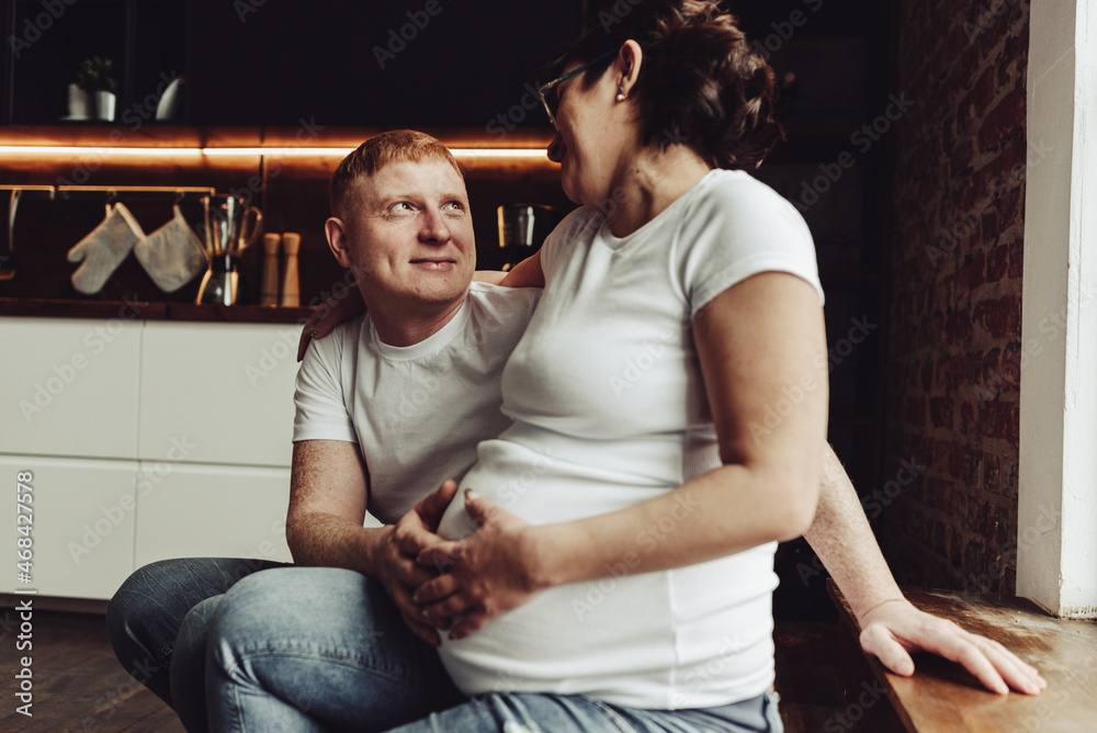 Obraz premium Pregnant women with red hair husband