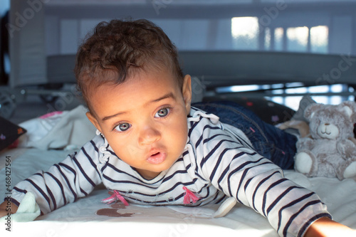 Tablou pe pânză bébé métisse yeux bleus
