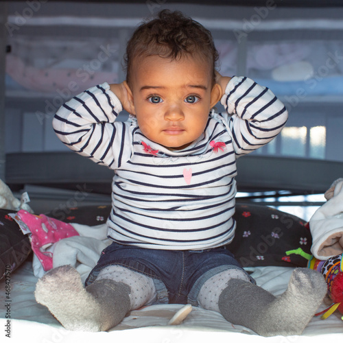 bébé métisse yeux bleus