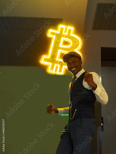 Empresario con expresión de felicidad, con el símbolo de bitcoin, con espacio para texto. photo