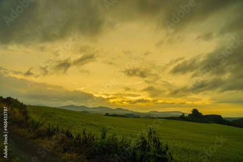 北海道の草原と夕景