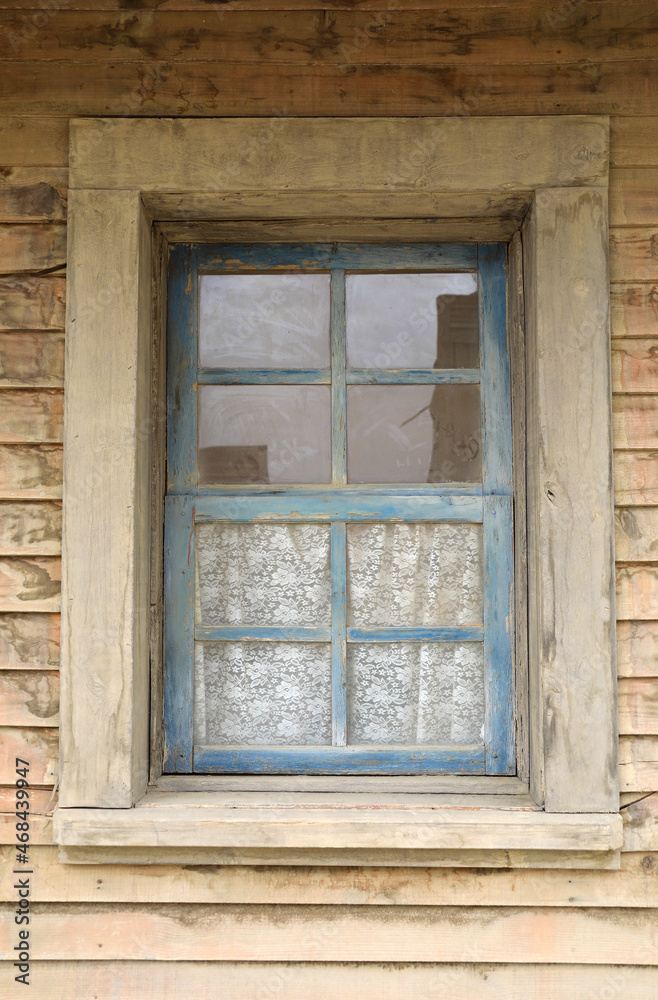 ventana vieja azul cortinas cabaña de madera poblado del oeste 4M0A6170-as21