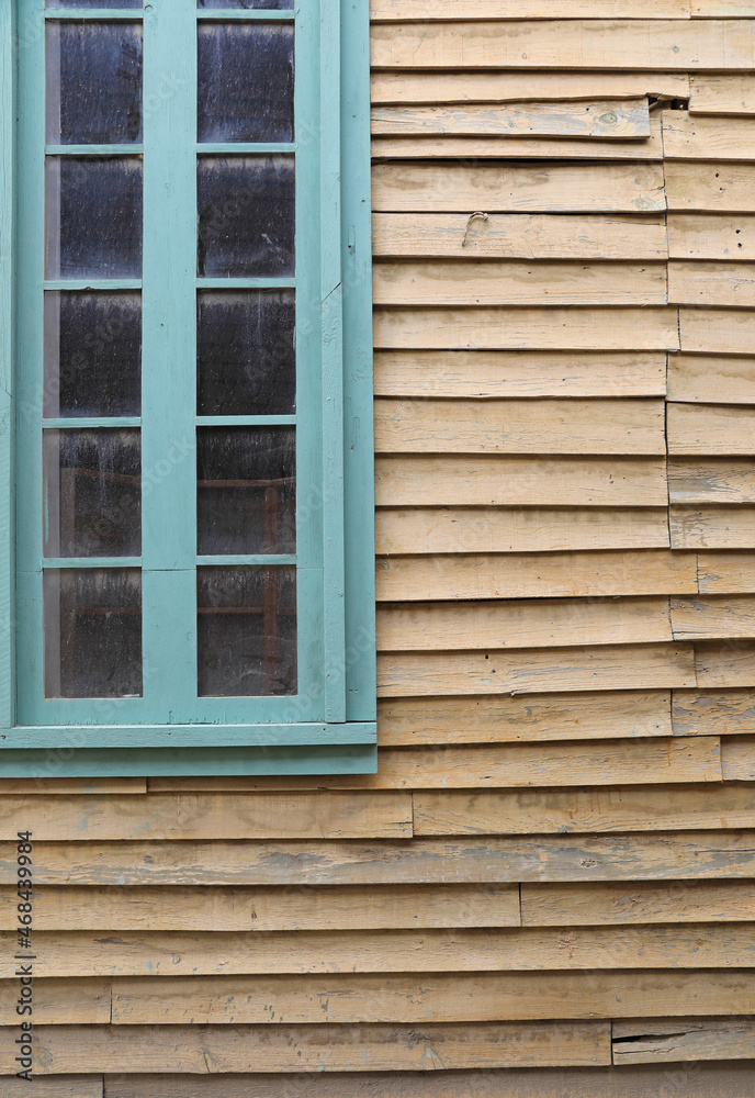 ventana vieja azul cabaña de madera poblado del oeste 4M0A6189-as21 ventana vieja azul cabaña de madera poblado del oeste 4M0A6189-as21