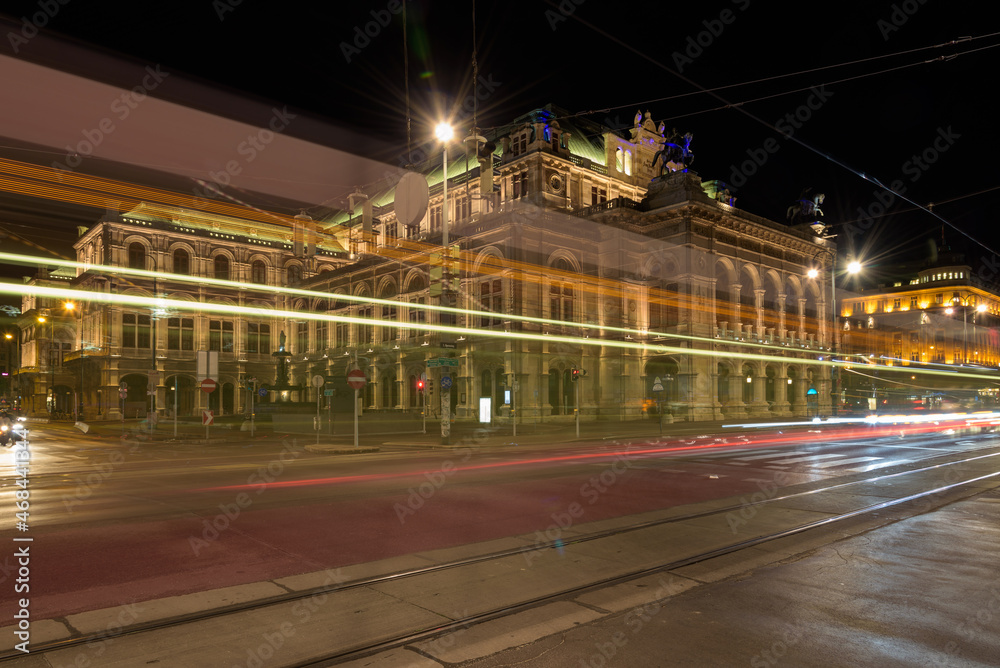 Obraz premium Vienna State Opera at night, Vienna, Austria