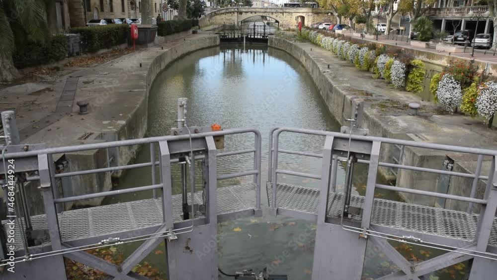 Narbonne, Aude, Languedoc, Occitanie : écluse du canal de la Robine, en centre-ville. Narbonne, Aude, Languedoc, Occitanie : écluse du canal de la Robine, en centre-ville.
