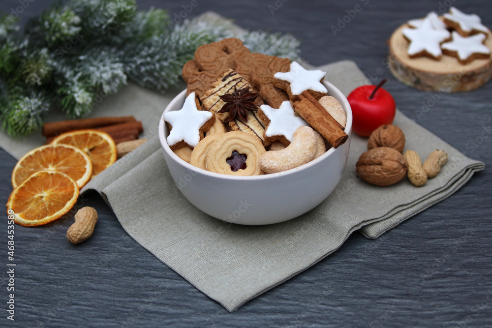Fototapeta premium Schüssel mit Weihnachtsgebäck