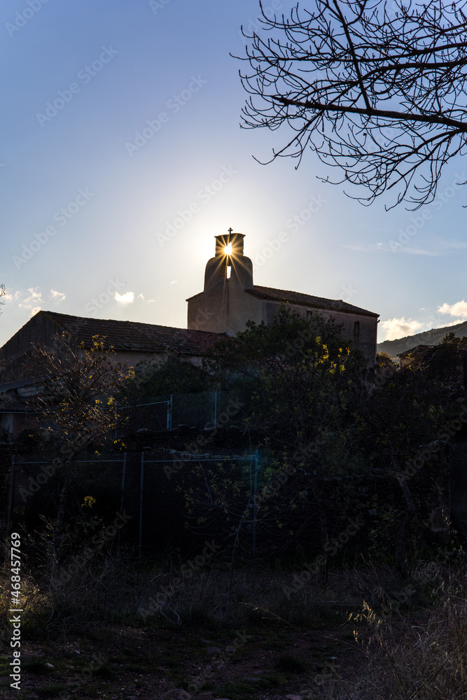 Vue sur le village abandonné de Celles, sur les bords du Lac du Salagou, au coucher du soleil (Occitanie, France) Vue sur le village abandonné de Celles, sur les bords du Lac du Salagou, au coucher du soleil (Occitanie, France)