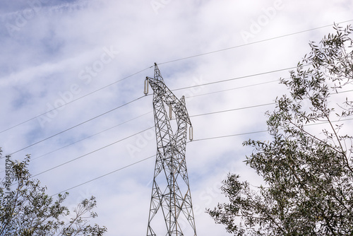 Torre de alta tensión en época en que la electricidad está cara photo
