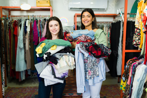 Young women buying clothes © AntonioDiaz