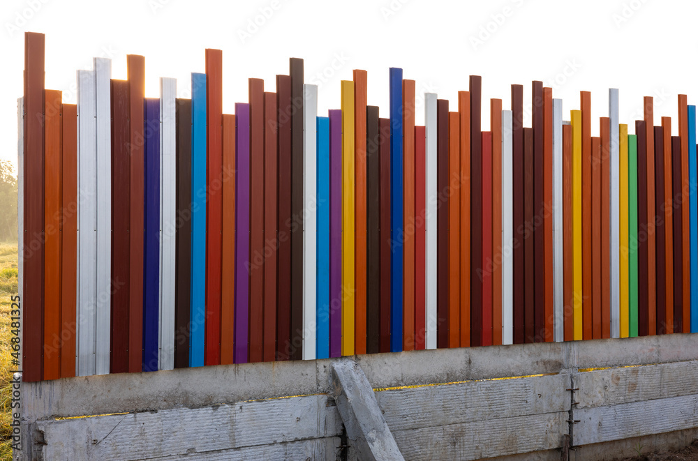 Obraz premium The background view of the fence, walls, strips of steel poles, in many different colors.