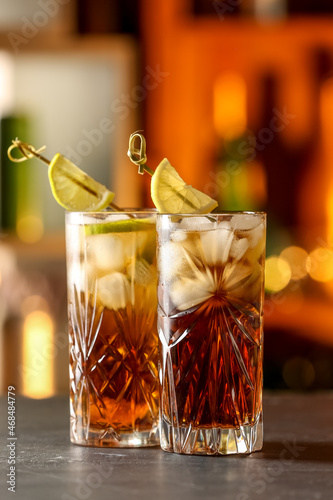 Canvas Print Glasses of tasty Cuba Libre cocktail on table in bar