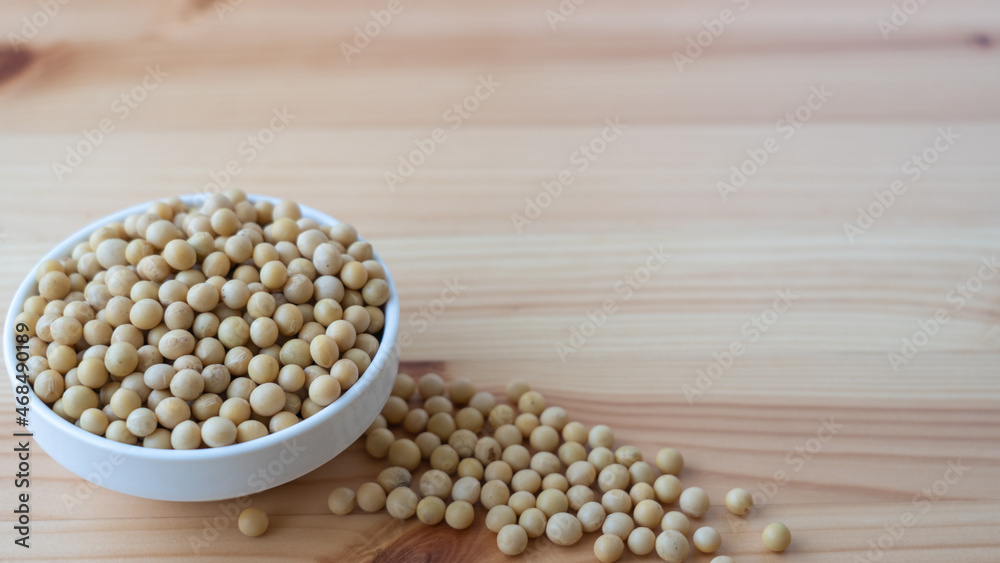 こぼれる生の大豆 こぼれる生の大豆