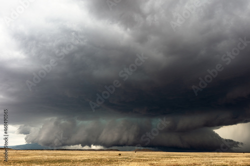 Fotografia Stormy sky with ominous supercell thunderstorm and wall cloud