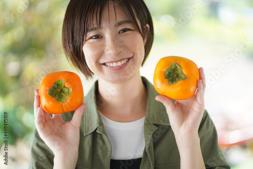 柿を持つ女性