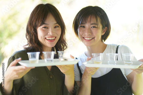 	日本酒の試飲をする女性 photo
